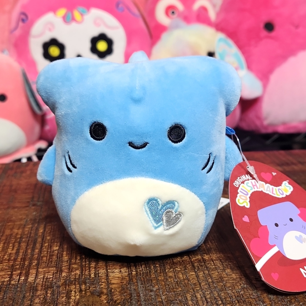 Squishmallows Nitro the Hammerhead Shark Valentine 5" - Picture 1 of 4